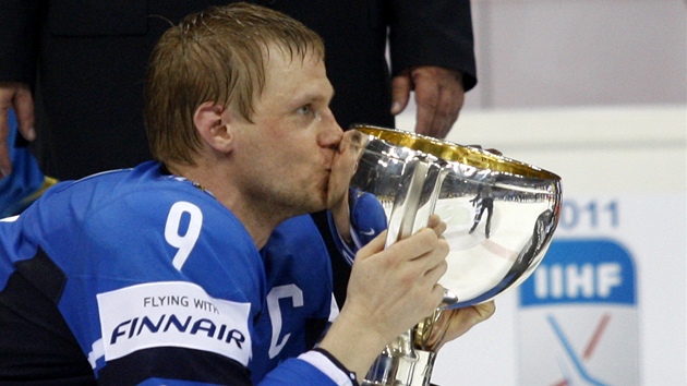MISTROVSKÝ POLIBEK. Finský kapitán Mikko Koivu líbá trofej pro hokejové mistry světa. MISTROVSKÝ POLIBEK. Finský kapitán Mikko Koivu líbá trofej pro hokejové mistry světa.