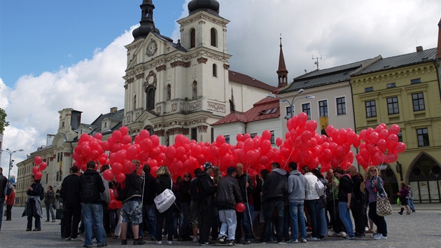 Studenti jihlavské stední koly vypustili 1 557 ervených balonk, které symbolizují oficiální poet nakaených virem HIV.