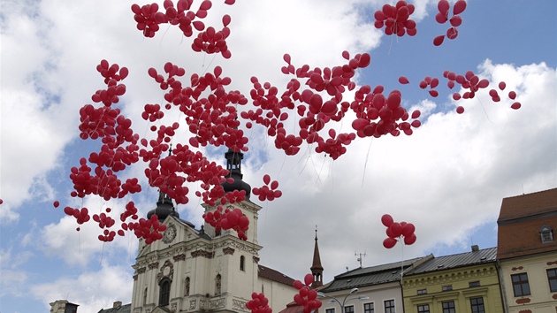 Studenti jihlavské stední koly vypustili 1 557 ervených balonk, které symbolizují oficiální poet nakaených virem HIV.