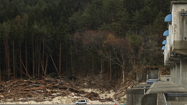 15,5 metr vysoká vrata, která japonskou vesniku Fudai zachránila ped niivým tsunami