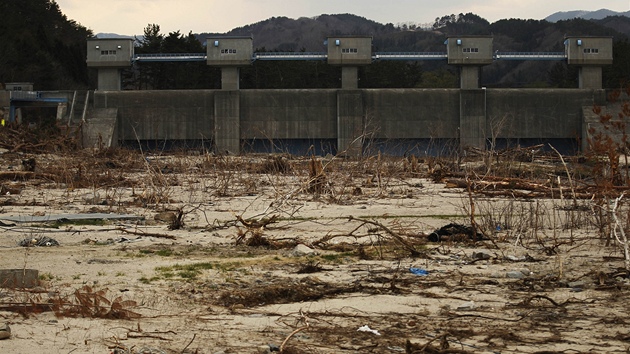 15,5 metr vysoká vrata, která japonskou vesniku Fudai zachránila ped niivým tsunami