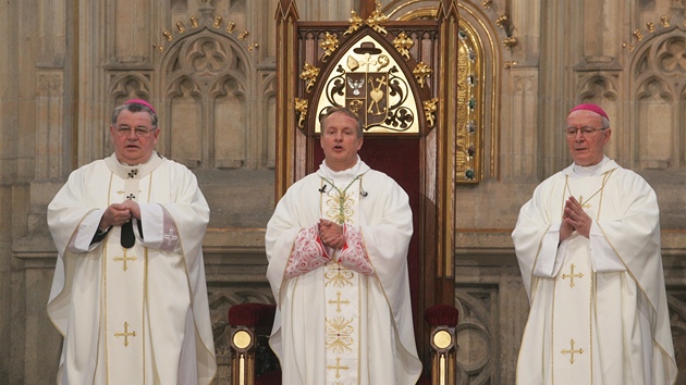 Slavnostní intronizace nového hradeckého biskupa Jana Vokála (nalevo jeho pedchdce Dominik Duka)  (14. kvtna 2011)