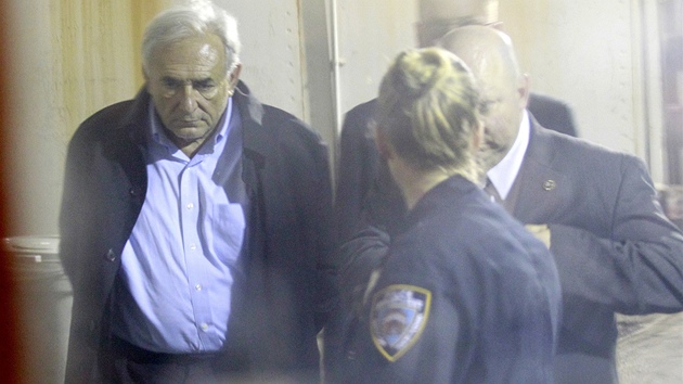 Newyorská policie zatýká éfa mnového fondu Dominiqua Strauss-Kahna (14. kvtna 2011) 