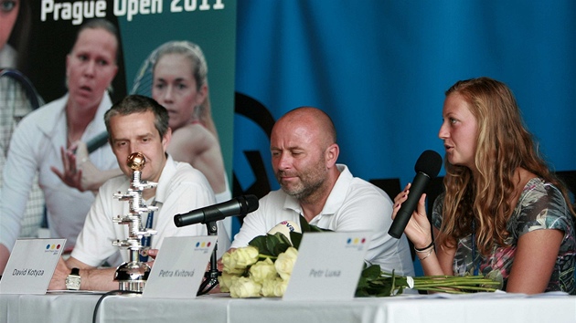Petra Kvitová s trenérem Davidem Kotyzou (uprosted) na tiskové konferenci v Praze