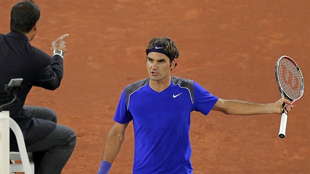 Roger Federer diskutuje s rozhodčím v semifinále s Nadalem na turnaji v Madridu Roger Federer diskutuje s rozhodčím v semifinále s Nadalem na turnaji v Madridu