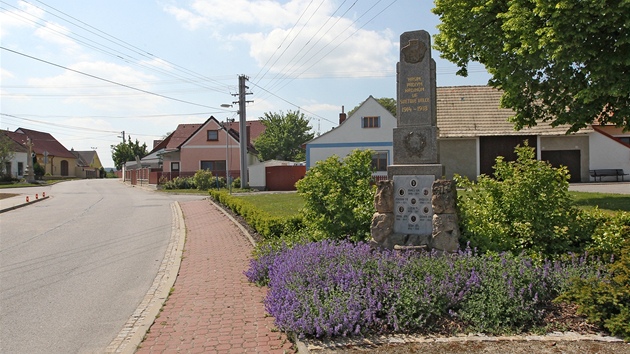 Obyvatelé Petrvek dostali díky skládce za obcí píspvky na opravy dom a nemusí platit za likvidaci komunálního odpadu.