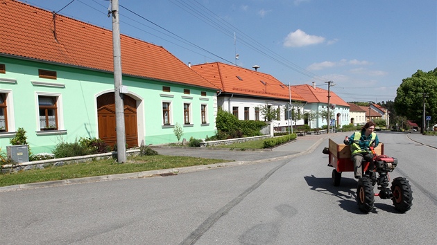 Ped 17 lety byly Petrvky tém vybydlenou vesnicí. Dnes patí mezi pt nejbohatích obcí v celé republice.