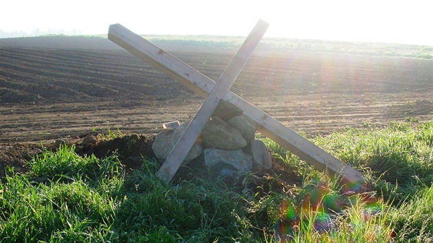 19. kvtna 2011, v den 66. výroí poválené tragédie v Dobronín, se na louce Budínka objevilo torzo kíe, který uctil památku zavradných Nmc.