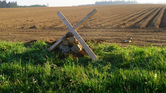 19. kvtna 2011, v den 66. výroí poválené tragédie v Dobronín, se na louce Budínka objevilo torzo kíe, který uctil památku zavradných Nmc.