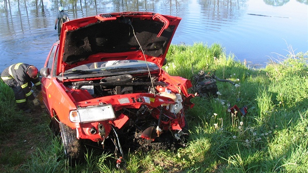 Mezi obcemi Jezdovice a Salavice na Jihlavsku skonila felicie po nehod v rybníce.