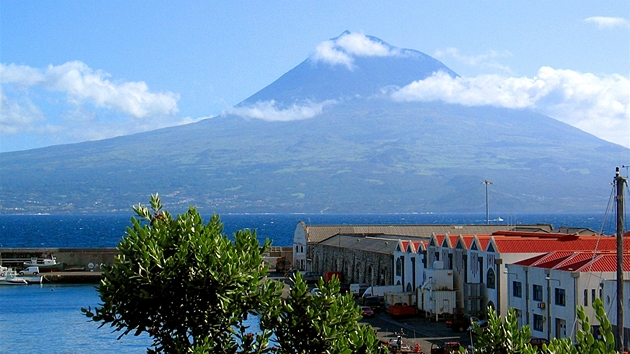 Pohled z ostrova Faial na vulkán Pico na sousedním ostrov