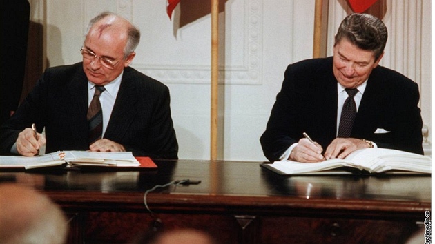 Ronald Reagan a Michail Gorbaov podepisují ve Východním pokoji Bílého domu dohodu o odzbrojení. (8. prosince 1987)