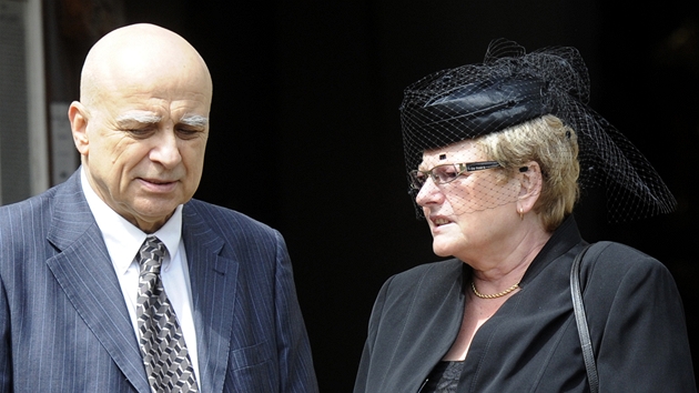 V Praze-Zbraslavi se konal pohřeb hudebníka Iva Pešáka. Na snímku vdova Milada Pešáková a Ivan Mládek(16. května 2011). V Praze-Zbraslavi se konal pohřeb hudebníka Iva Pešáka. Na snímku vdova Milada Pešáková a Ivan Mládek(16. května 2011).