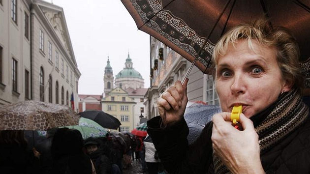 V Praze ped Snmovnou demonstrovali uitelé z celé republiky za vyí platy. (8. prosince 2009)