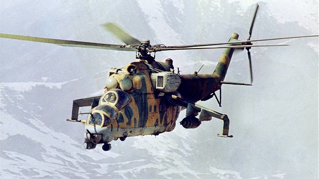 Sovtský bitevní vrtulník Mi-24 nad afghánskými horami nedaleko Kábulu. (8....