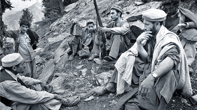 Skupina mudahid poslouchá rádio ve skalnaté oblasti v afghánské provincii Kunar. (14. února 1980)