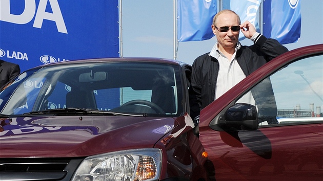 Vladimír Putin nastupuje vo automobilu Lada Granta. (11. kvtna 2011)