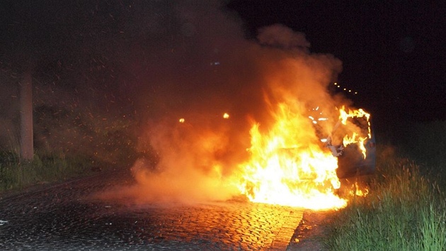 Pi píjezdu prvních hasi bylo auto zn. FIat Cinquecento celé v plamenech. 