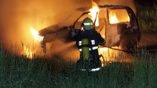 Pi píjezdu prvních hasi bylo auto zn. FIat Cinquecento celé v plamenech. 