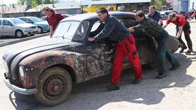 ZAÁTEK OPRAV. Tatra 87 se pesunuje z kopivnického muzea do restaurátorské...