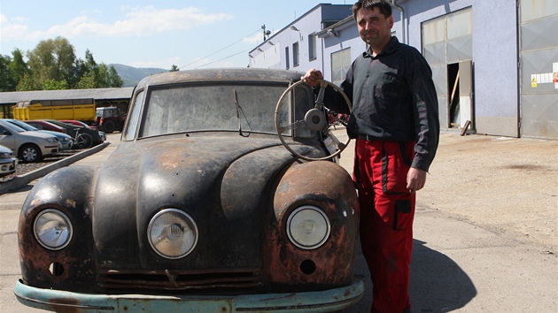 LEGENDA T 87. Aerodynamická Tatra 87 se vyrábla v letech 1937 a 1950,...