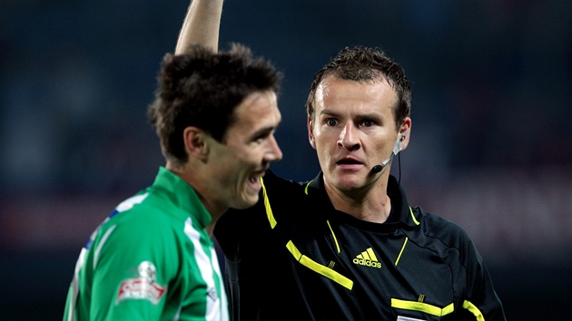 Rozhodčí Pavel Královec uděluje žlutou kartu. Rozhodčí Pavel Královec uděluje žlutou kartu.