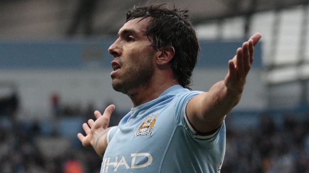 JÁ, STELEC. Autor dvou gól Carlos Tévez se znanou mrou podílel na dleitém vítzství Manchesteru City 3:0 nad Stoke v anglické lize.