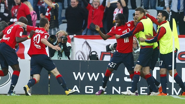 SKORO V CÍLI. Hráči Lille na hřišti, i jejich náhradníci, se radují z Gervinhova gólu proti Sochaux. K titulu jsou už blizoučko. SKORO V CÍLI. Hráči Lille na hřišti, i jejich náhradníci, se radují z Gervinhova gólu proti Sochaux. K titulu jsou už blizoučko.
