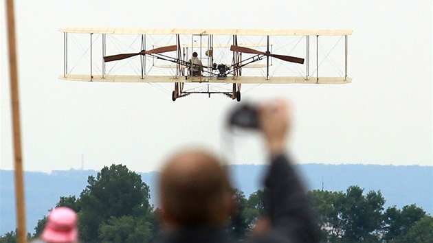 Replika prvního motorového letadla Wright pi Aviatickém dnu v Kunticích (14. kvtna 2011)