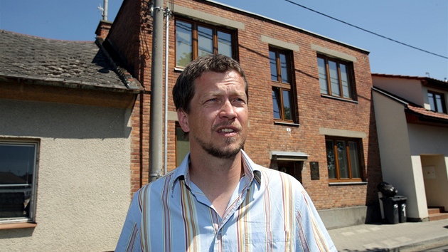 Robert Hájek před svým domem ve čtvrti Rybárny. Robert Hájek před svým domem ve čtvrti Rybárny.