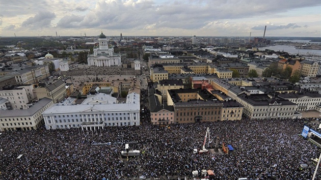 PLNÉ ULICE. Helsinky, Turku, Oulu... Vechna finská msta se zaplnila hokejovými fanouky.