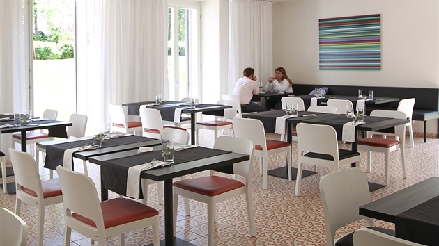 Interiér restaurace Leporelo+, která se nachází uvnit brnnského Domu umní.