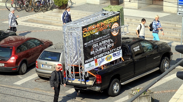 Hlučné auto s ampliony zve na otevření diskotéky Hlučné auto s ampliony zve na otevření diskotéky