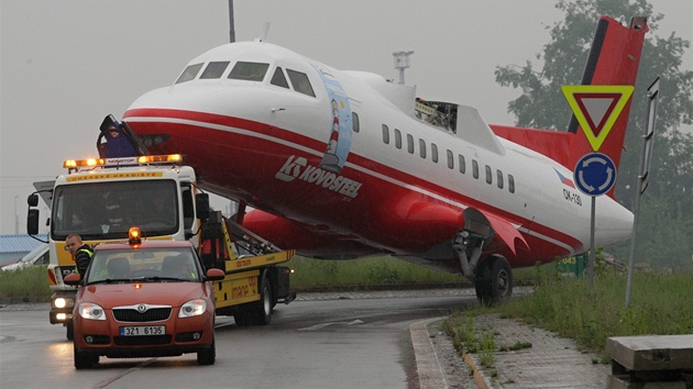 Sthování letadla L 610 z Letu Kunovice do Starého Msta