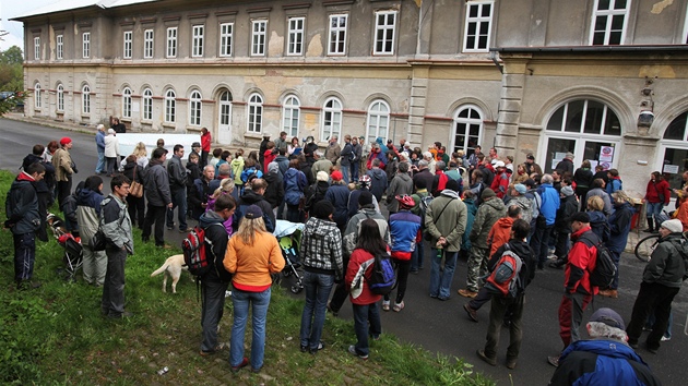 Píznivci starosty Poka projídjí skupinou odprc solárních elektráren. Jeden traktor ídil zastupitel za Pokovo vládnoucí uskupení Josef Houdek a druhý jeho syn Tomá Houdek.