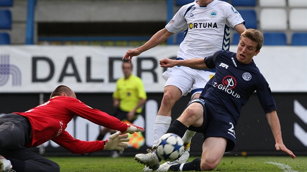 OBRANA V AKCI. Miroslav Filipko, brankář Slovácka, a jeho spoluhráč Daniel Nešpor likvidují šanci Liberce. OBRANA V AKCI. Miroslav Filipko, brankář Slovácka, a jeho spoluhráč Daniel Nešpor likvidují šanci Liberce.