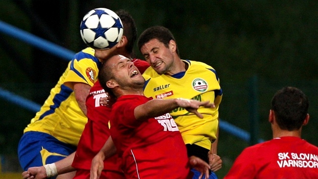 VZDUŠNÉ SOUBOJE. I takové momenty přinesl druholigový duel Zlín - Varnsdorf. VZDUŠNÉ SOUBOJE. I takové momenty přinesl druholigový duel Zlín - Varnsdorf.