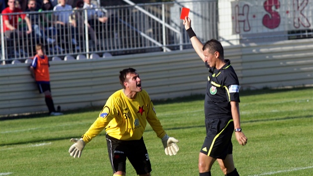 A VEN! Kroměřížský brankář Marek Vogl dostává červenou kartu a musí opustit hřiště. A VEN! Kroměřížský brankář Marek Vogl dostává červenou kartu a musí opustit hřiště.