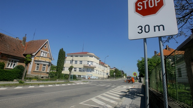 Nebezpečnou křižovatku u polikliniky v Blatné na Strakonicku čeká přestavba. Nebezpečnou křižovatku u polikliniky v Blatné na Strakonicku čeká přestavba.