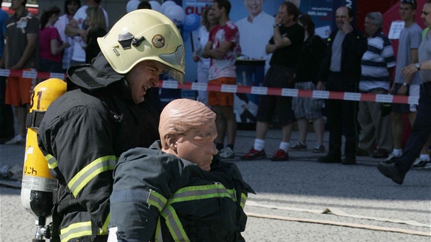 Sout o nejtvrdího hasie. Závodník musí odtáhnout 80 kilogram tkou figurínu.