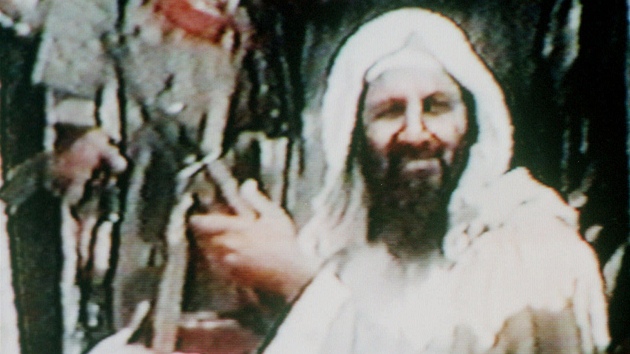 Usma bin Ldin na archivnm snmku z roku 2001 tm kalanikov.
