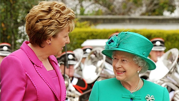 Irská prezidentka Mary McAleesová (vlevo) pi pátelské konverzaci s královnou Albtou II. ped dublinskou prezidentskou rezidencí (17. kvtna 2011)