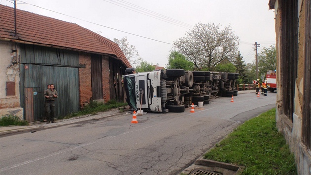 Nehoda v Osíku na Kromísku, pi které se v zatáce pevrátilo nákladní auto naloené kládami na bok. Z korby se pak kmeny uvolnily a mimo jiné zboily ást stodoly u silnice.