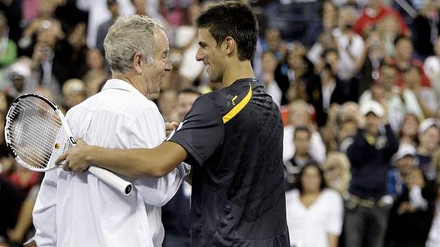 John McEnroe (vlevo) a Novak Djokovi