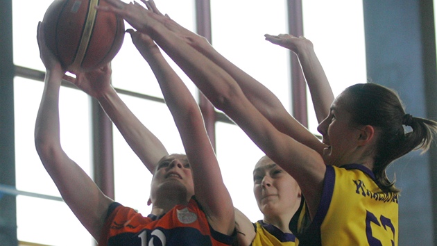 Momentka z utkání extraligy mladších dorostenek. Andrea Andělová (vlevo) v dresu Hradce Králové zakončuje přes obranu Mariany Opočenské (uprostřed) a Terezy Kracíkové ze Slovanky. Momentka z utkání extraligy mladších dorostenek. Andrea Andělová (vlevo) v dresu Hradce Králové zakončuje přes obranu Mariany Opočenské (uprostřed) a Terezy Kracíkové ze Slovanky.