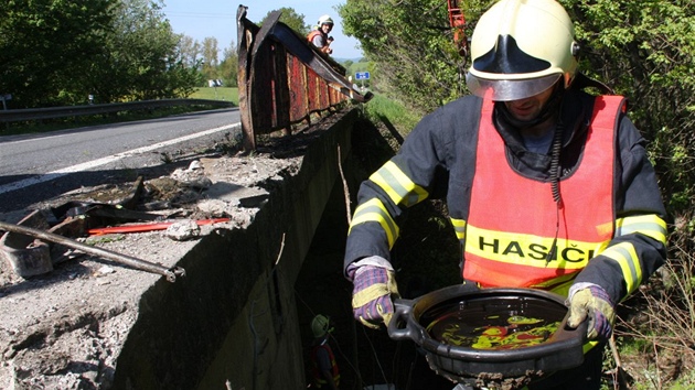 Hasii vytahovali auto, které spadlo u Pozdchova do potoka.