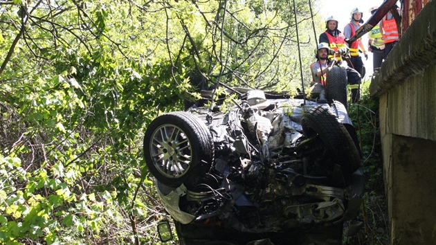 Hasii vytahovali auto, které spadlo u Pozdchova do potoka.