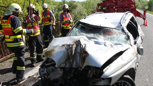 Hasii vytahovali auto, které spadlo u Pozdchova do potoka.