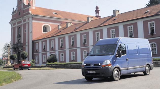 Kostel Narození Panny Marie ve típ. Pímo u nj vede silnice, co ohrouje bezpenost chodc.