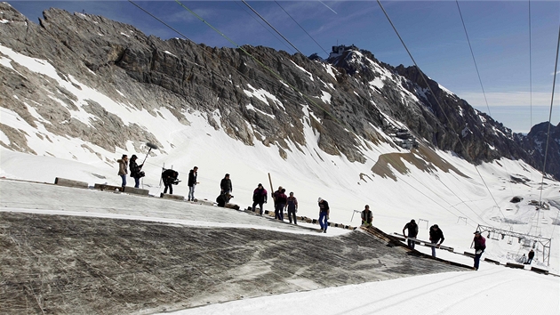 Pracovníci pikrývají ledovec na nejvyí hoe Nmecka Zugspitze. Speciální folie mají zabránit tání ledovce bhem letní sezony.
